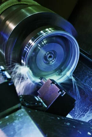 Lavorazione di un pistone in uno stabilimento Mahle