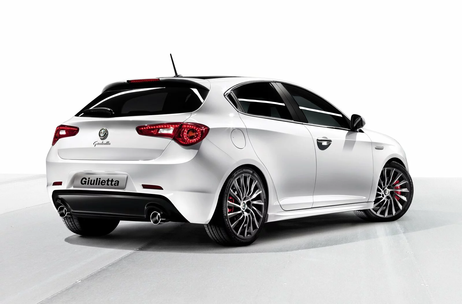 large-2010-alfa-romeo-giulietta-02.jpg